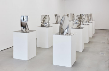 Anish Kapoor
Twist Works Installation
60 x 60 x 64 cm (each Work)
Kukje Gallery, Seoul 2016
Photo Keith Park Anish Kapoor Twist Works Installation 60 x 60 x 64 cm (each Work) Kukje Gallery, Seoul 2016 Photo Keith Park