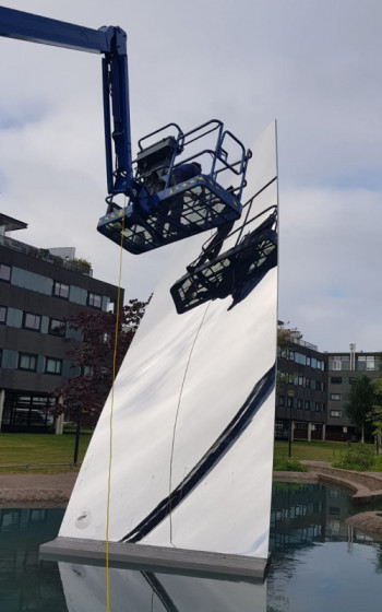 Anish kapoor, Sky Mirror (for Hendrik) De Pont Museum, Tilburg, Netherlands, Cleaning Sculpture. Photo HGMP Anish kapoor, Sky Mirror (for Hendrik) De Pont Museum, Tilburg, Netherlands, Cleaning Sculpture. Photo HGMP