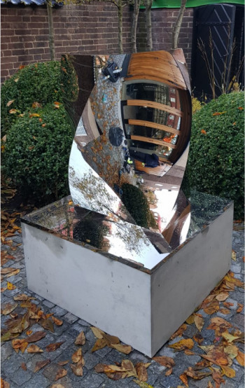 Anish kapoor 100cm Rectangle Twist 2016, Photo HGMP Anish kapoor 100cm Rectangle Twist 2016, Photo HGMP