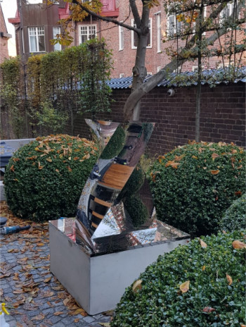 Anish kapoor 100cm Rectangle Twist 2016, Photo HGMP Anish kapoor 100cm Rectangle Twist 2016, Photo HGMP