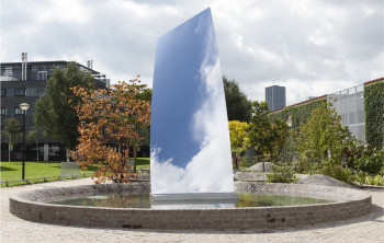 Anish Kapoor
Sky Mirror (for Hendrik)
2017
Stainless steel
6.3 x 2.5 x 2 m
photographer Peter Cox
© Anish Kapoor, All Rights Reserved, DACS, 2017 Anish Kapoor Sky Mirror (for Hendrik) 2017 Stainless steel 6.3 x 2.5 x 2 m photographer Peter Cox © Anish Kapoor, All Rights Reserved, DACS, 2017